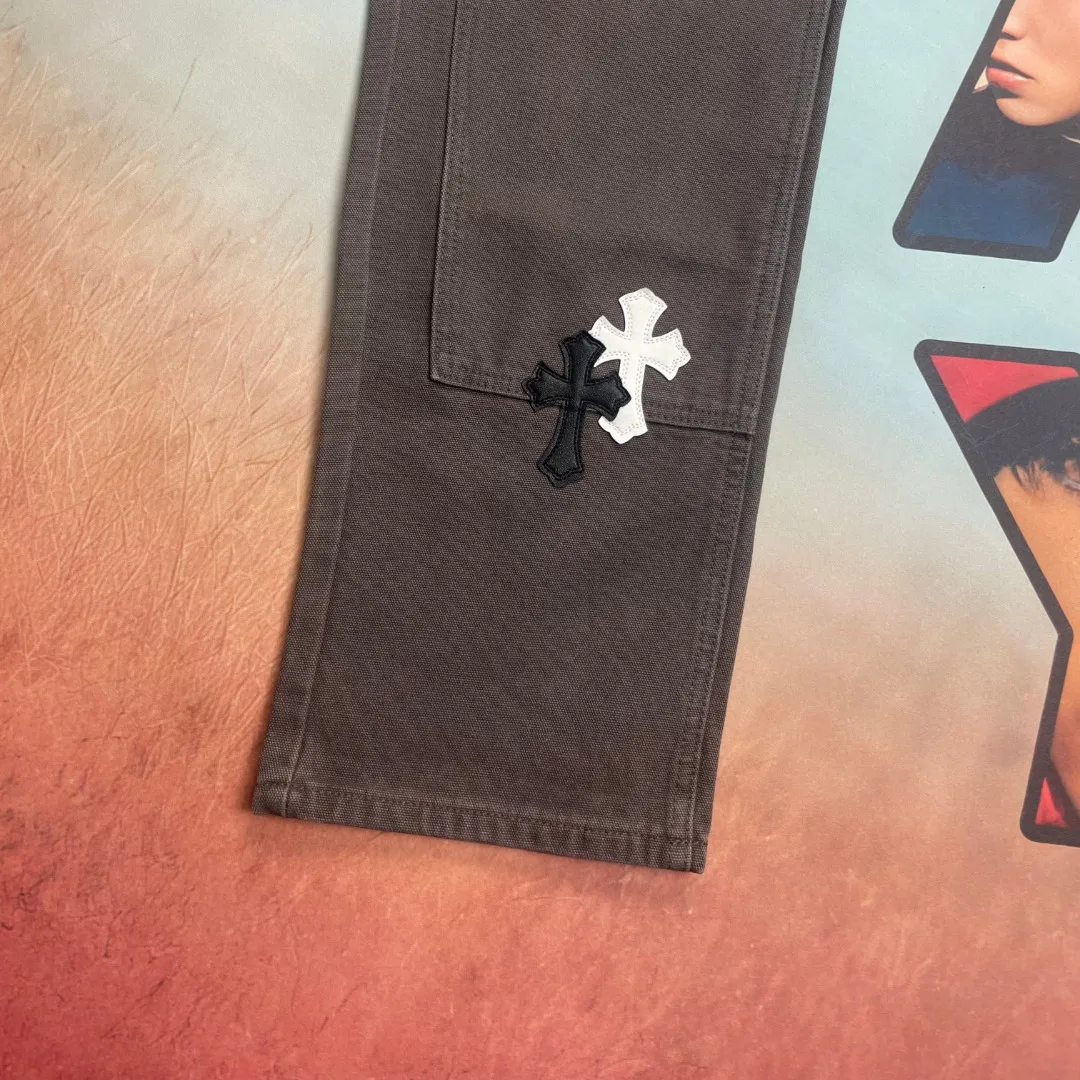 🅿️290 🔘Style number-KL128 🔘Chrome Hearts𝐂𝐡𝐫𝐨𝐦𝐞 𝐇𝐞𝐚𝐫𝐭 Matty Boy Sex Records series Cross black and white patchwork leather lumberjack jeans* Chrome Hearts Matty Boy Sex Records The patchwork leather jeans series is a masterpiece of fashion craftsmanship. It is made of beaded canvas fabric, which has been carefully crafted through heavy washing process, giving the fabric an extremely complex and unique texture, and the upper body has an extraordinary texture. In terms of shape shaping, precise three-dimensional cutting is used to present straight and neat lines, adapting to various body shapes. In terms of accessories, the hardware is customized from ZP (YKK sub-brand) and is of high quality. After being washed, beaded canvas not only becomes thicker, but also has a soft touch and excellent breathability, which greatly enhances the wearing experience. The details are full of ingenuity. The customized small leather label is exquisitely designed, the overall design is unique, and the workmanship is meticulous. Every trace is neat and meticulous, and the details are handled to the extreme. This pair of jeans perfectly integrates multiple fashion elements and breaks gender barriers. It can be easily worn by both men and women and is extremely trendy. Comparable to the Croxin double knee cross leather B01 logging pants and straight overalls B136, they are also extremely luxurious, with a market value of up to 1.9W. They are distinctively characterized by patchwork cross flower embellishment and high-waist washing technology. They embody top-notch heavy-duty craftsmanship and have become a highly sought-after focus item in the fashion industry. As a fashion brand that exudes a rich and luxurious atmosphere, Croxin is known as a high-street aristocrat and is favored by fashionistas and the rich second generation. Compared with ordinary high-street brands, it is more luxurious and noble; compared with traditional luxury brands, it has a bit more fashion personality and unique charm, making it the best choice for fashionistas. Specific to this pair of jeans, they are made of imported denim fabric, with custom-made silver-plated Crow heart buttons. The crosses are hand-embroidered from first-layer sheepskin, and blended into a variety of rare leather materials such as horse hair, sheepskin, and suede. There are a total of 26 genuine leather crosses on the whole pants, giving them a full sense of luxury. After repeated washing, the fabric becomes more delicate and breathable, making it easy to adapt to various styles. The buttons and zippers are made of genuine YKK vintage metal products, and the front knees are reinforced with double-layer canvas. Every hardware is carefully selected, and the details are exquisitely processed, fully demonstrating Croxin's excellent craftsmanship and cutting-edge fashion taste.  Size: S M L XL XXL (28.30.32.34.36) Color: Dark Gray
